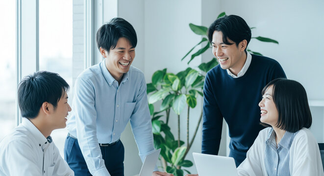 オフィスで打ち合わせをする日本人ビジネスチーム