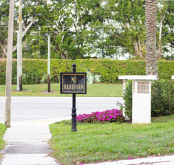 セールス禁止の標識を設置。アメリカの住宅地の玄関先の風景