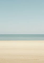 Obraz premium Serene Beach Landscape with Pale Sky and Sandy Shore