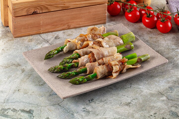 Boiled asparagus with roasted bacon