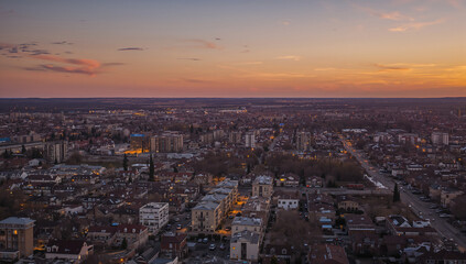 Obraz premium Stunning Cityscape at Sunset with Vibrant Colors Above