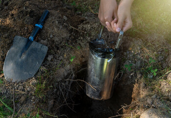 Find the treasure capsule.To get the treasure out of the ground.Treasure hunt in the forest.