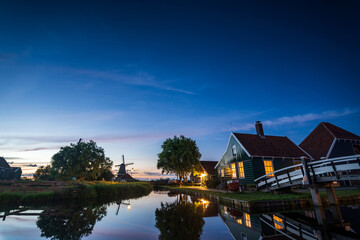 Obraz premium Windmill at Blue Hour in Zaanse Schans, Netherlands – Scenic Evening View Near Zaandam City