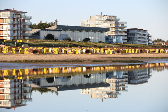 Thalassozentrum ahoi!  Schwimmbad spiegelt sich in Wasser der Nordsee bei ablaufendem Wasser früh morgens