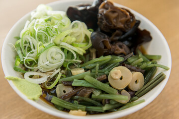 山菜蕎麦、山菜そば、立ち食いそば