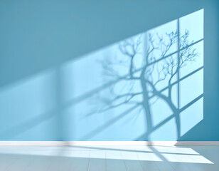 연한 파란 벽 배경의 나무 그림자