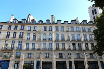 Immeuble alignées dans une rue dans le Marais à Paris