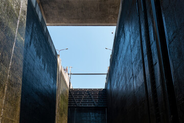 Por dentro de uma eclusa ou comporta, onde os grandes barcos sobem e descem rio abaixo ou acima