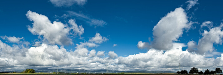 Cumulus- oder Haufenwolken türmen sich über dem Rhein-Main-Gebiet auf mit dem Mittelgebirge...