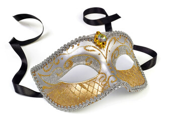 Srebrno złota maska karnawałowa lub sylwestrowa na białym tle