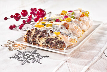 Makowiec z lukrem i bakaliami - kompozycja na świątecznym stole