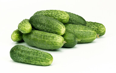 Świeże ogórki gruntowe na białym tle