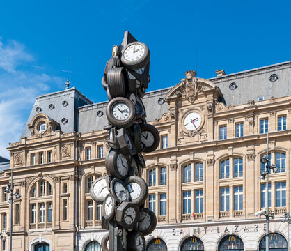 La fa&ccedil;ade de la Gare Saint-Lazare avec l&rsquo;&oelig;uvre  L'Heure de tous de l'artiste Arman, Paris, France