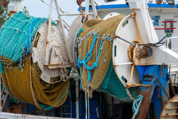 Filet pélagique à l'arrière d'un chalutier 