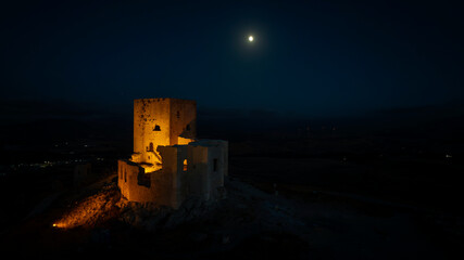 la noche en el hermoso castillo de la estrella en Teba, Málaga