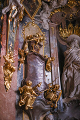Ultrawide view of frescoed ceiling and ornate altar in Baroque Asamkirche, Munich. Ultrabreiter Blick auf bemalte Decke und verzierten Altar in der barocken Asamkirche, München.