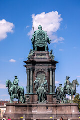 Obraz premium Historic architecture and monuments in Vienna with decorative statues and landmarks. Historische Architektur und Denkmäler in Wien mit dekorativen Statuen und Wahrzeichen.