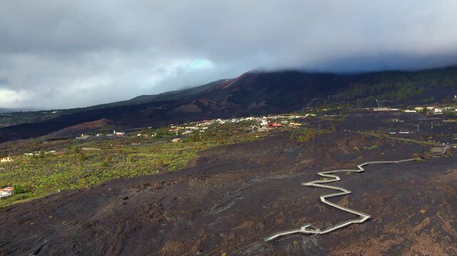 Lavafeld des San Juan Vulkans auf La Palma mit Besucherzentrum und Steg &uuml;ber dem erkalteten Lavafeld