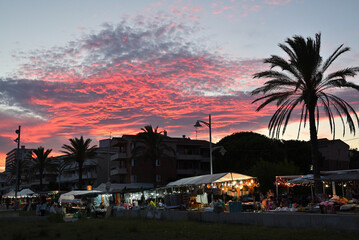 Promenade in der Stadt Coma-ruga in Spanien bei Sonnenuntergang