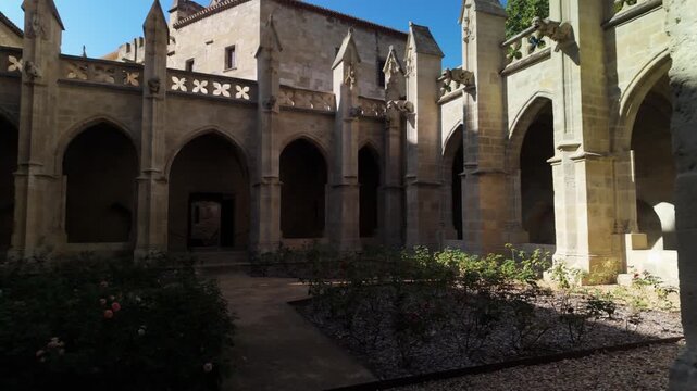 cours int&eacute;rieure de Cath&eacute;drale Saint-Just et Saint-Pasteur avec jardin et roses