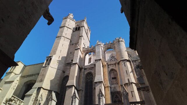 transition et gargouilles de Cath&eacute;drale Saint-Just et Saint-Pasteur a narbonne depuis la cours int&eacute;rieure