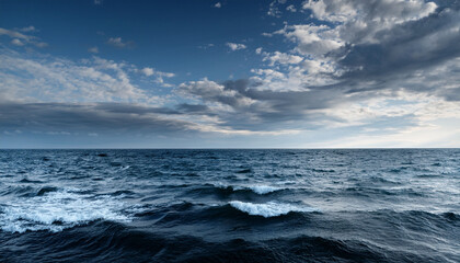 Obraz premium Calm Ocean Waves Under A Cloudy Sky