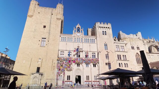 Plan sur l'hotel de ville de Narbone avec la guirlande de fleurs depuis la place