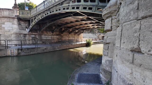 plan de transition sous un pont du canal a Narbonne
