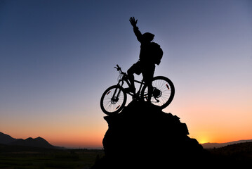 Obraz premium success in reaching cliffs and peaks by bike