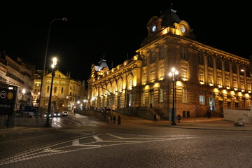 Obraz premium Illuminated Historic City Square at Night in Porto, Portugal