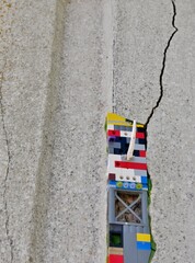 Legosteine und FIguren kitten aufgeplatzte Betonsäule
