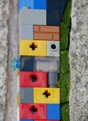 Legosteine und FIguren kitten aufgeplatzte Betonsäule © Clarini