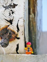 Legosteine und FIguren kitten aufgeplatzte Betonsäule © Clarini