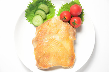 皿に盛ったチキンステーキと野菜