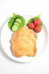 皿に盛ったチキンステーキと野菜