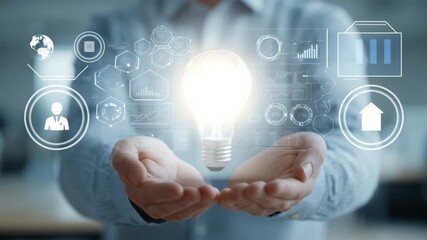 男性が手のひらでアイデアを可視化する - Powered by Adobe