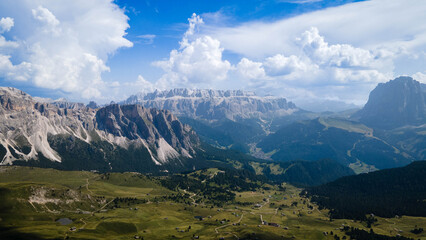 Excelente toma desde drone de las dolomitas en Italia. Majestic mountain scenery within spring time - blooming mountain slopes Seceda, Dolomites, Italy, hiking trail