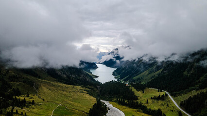 Obraz premium Kaunertaler Gletscherstrasse, scenic road through forest, lakes and clouds | Kaunertaler Gletscherstraße, malerische Straße durch Wald, Seen und Wolken