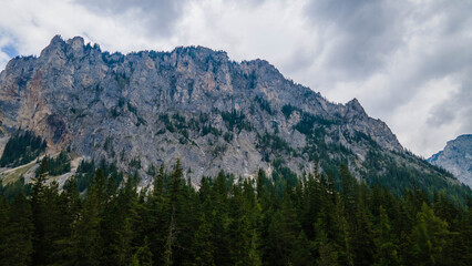Grüner See, Steiermark, Österreich. Mountains. Bosque en la laguna verde en austria