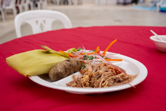 comida peruana tamales con cuchicanca, chancho desilachado y ensalada