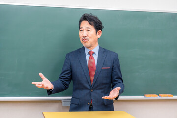 優しそうな雰囲気の男性教師