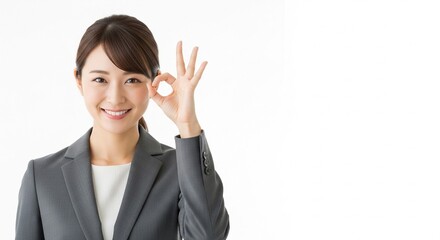 OKのハンドサインをする日本人女性社員
