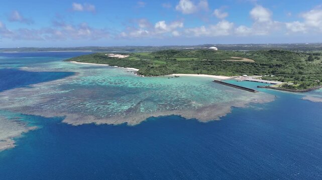 青と白が織りなす真謝海岸ビーチの俯瞰映像
Cinematic Drone Footage of Majya Coastline in Okinawa