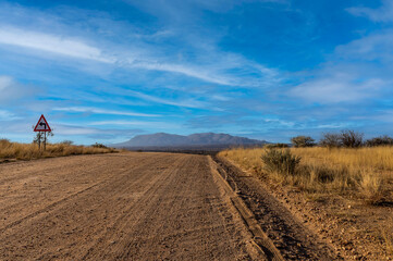 Piste en terre dans une zone montagneuse 