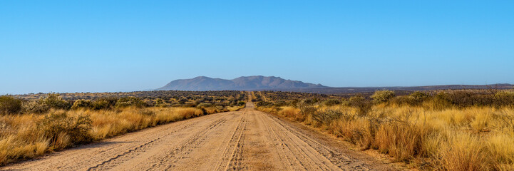 Piste en terre dans une zone montagneuse 