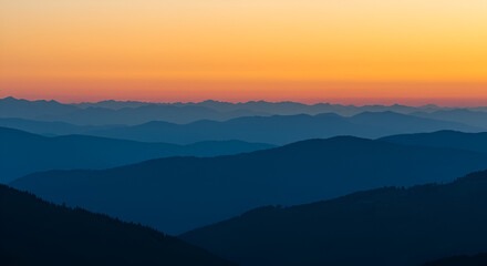 Obraz premium Serene Mountain Range Silhouette at Dusk with Vibrant Sky Gradient Horizon