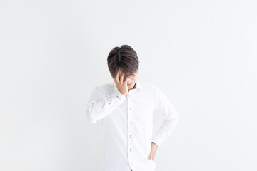 頭を抱える男性