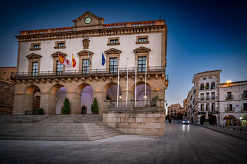 Vista panorámica del casco histórico de la ciudad española de Cáceres con vistas a los tejados de tejas marrones de edificios antiguos alrededor de la plaza principal en el soleado día de verano