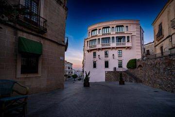 Vista panorámica del casco histórico de la ciudad española de Cáceres con vistas a los tejados...