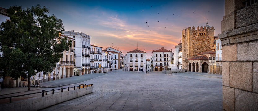 Vista panor&aacute;mica del casco hist&oacute;rico de la ciudad espa&ntilde;ola de C&aacute;ceres con vistas a los tejados de tejas marrones de edificios antiguos alrededor de la plaza principal en el soleado d&iacute;a de verano